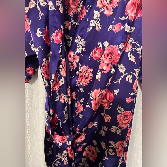 Solange Satin Robe. Sz 22/28 with inside tie and side pockets. - Picture 5 of 9